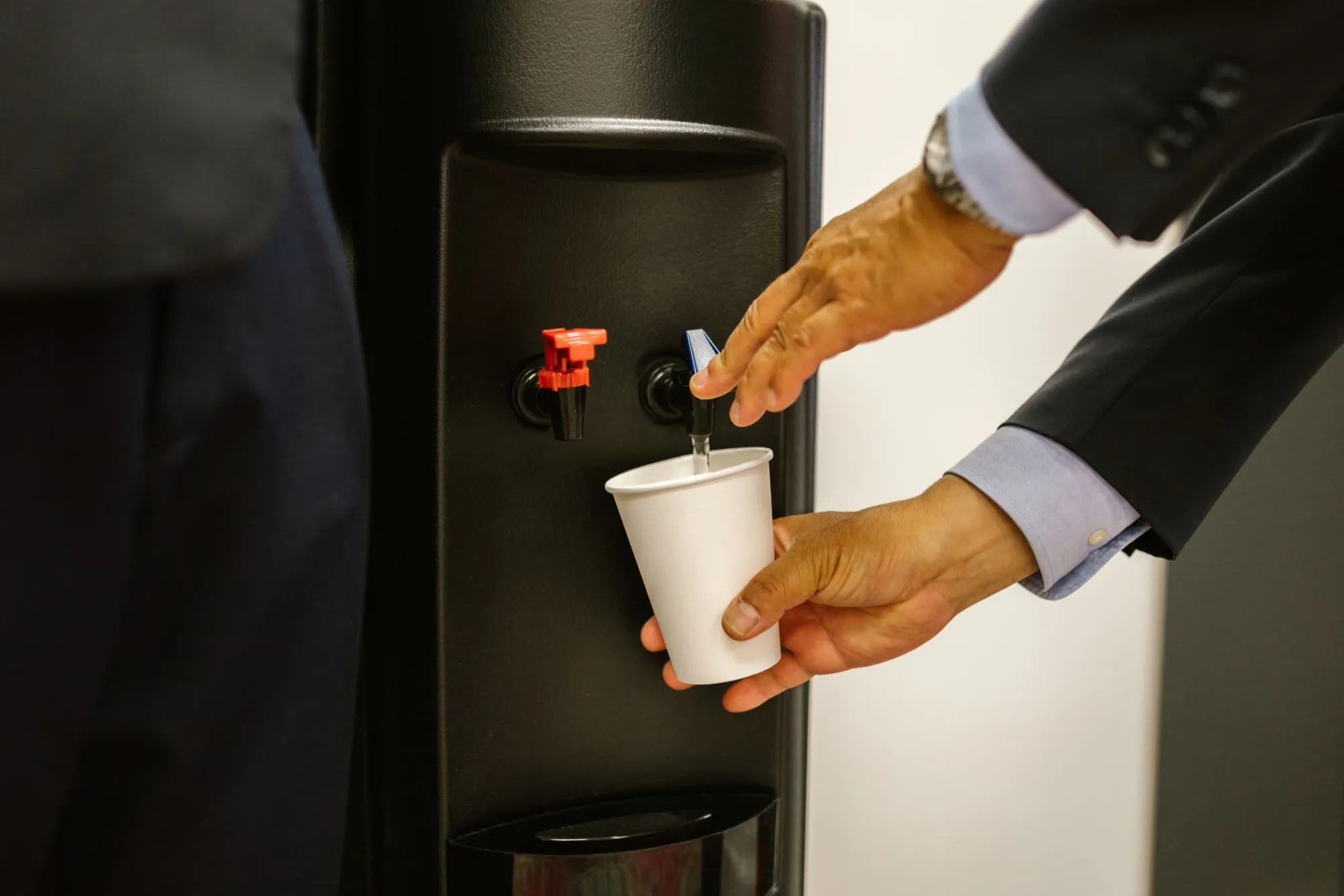 Dispenser d'acqua in un ufficio