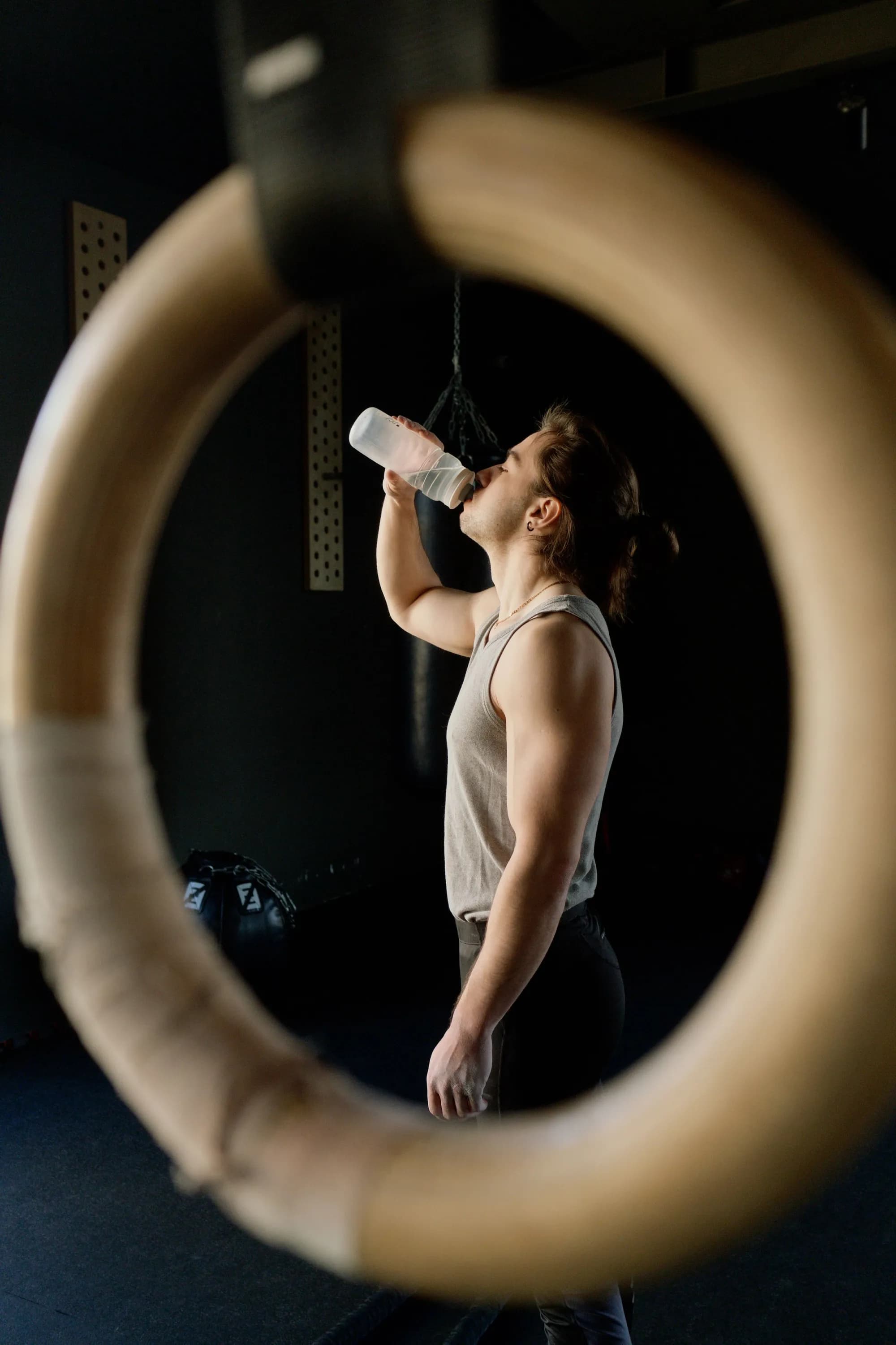 Persona che si idrata dopo l'allenamento in palestra