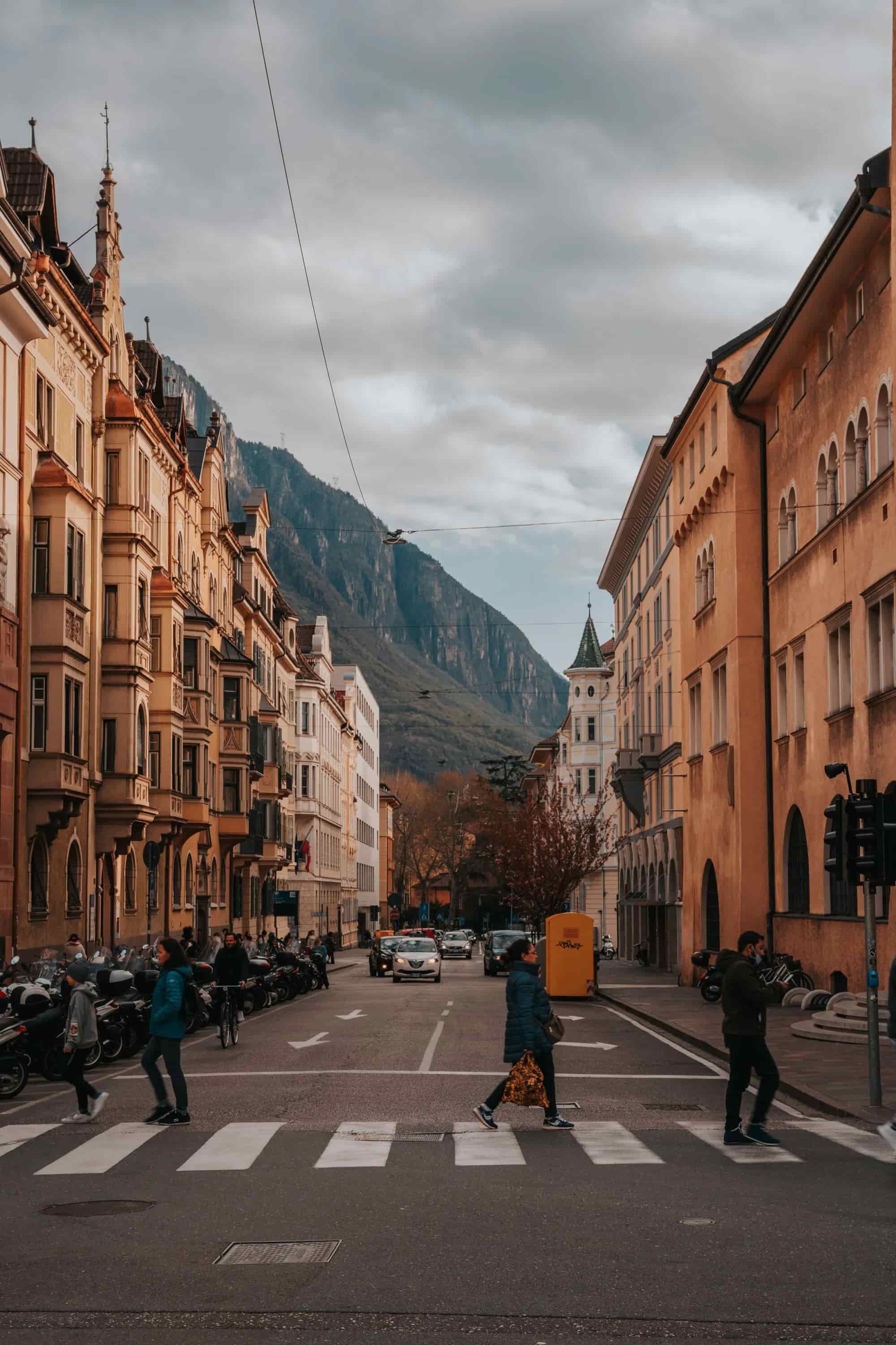 Via del centro storico di Bolzano con le Dolomiti sullo sfondo