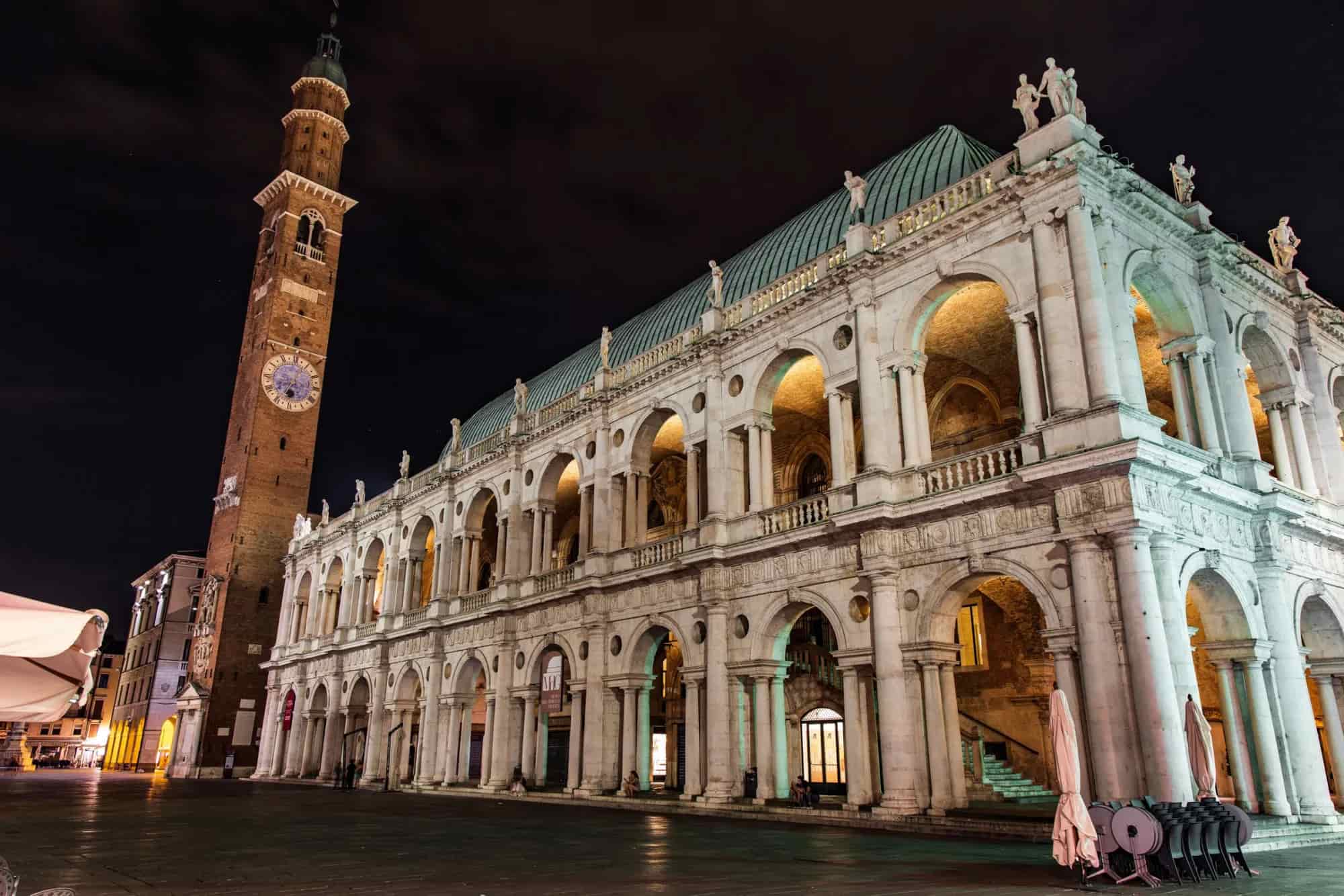 Basilica Palladiana a Vicenza, illuminata di sera